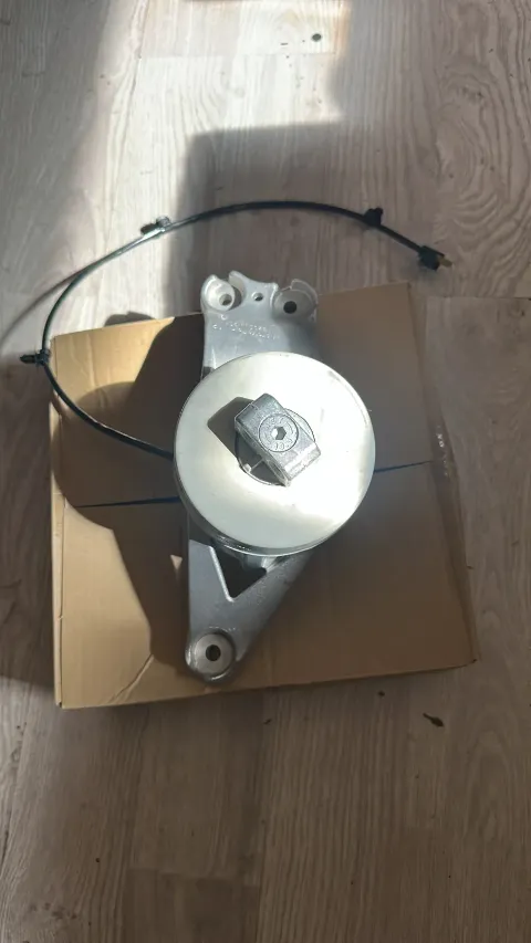 Mercedes Benz Orijinal A2232409400 Motor Kulağı Sıfır A2232400201